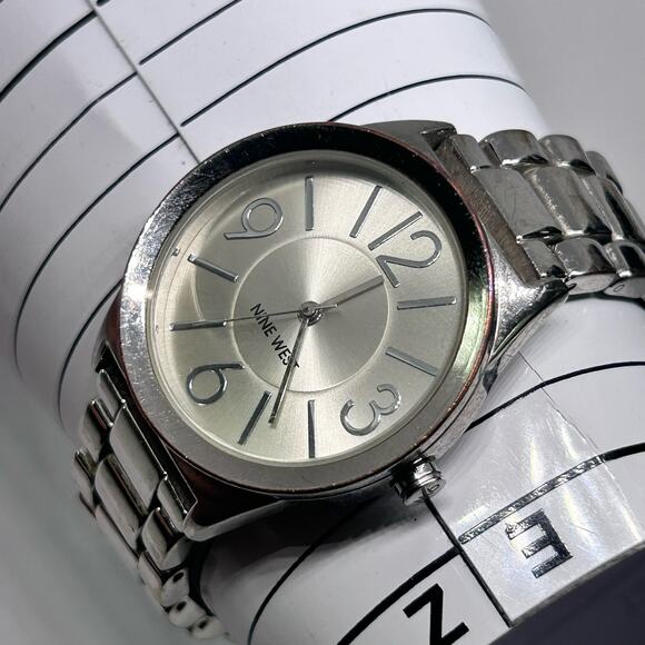 Nine West Silver Tone Minimalist Women’s Analog Watch Working New Battery - Picture 2 of 8
